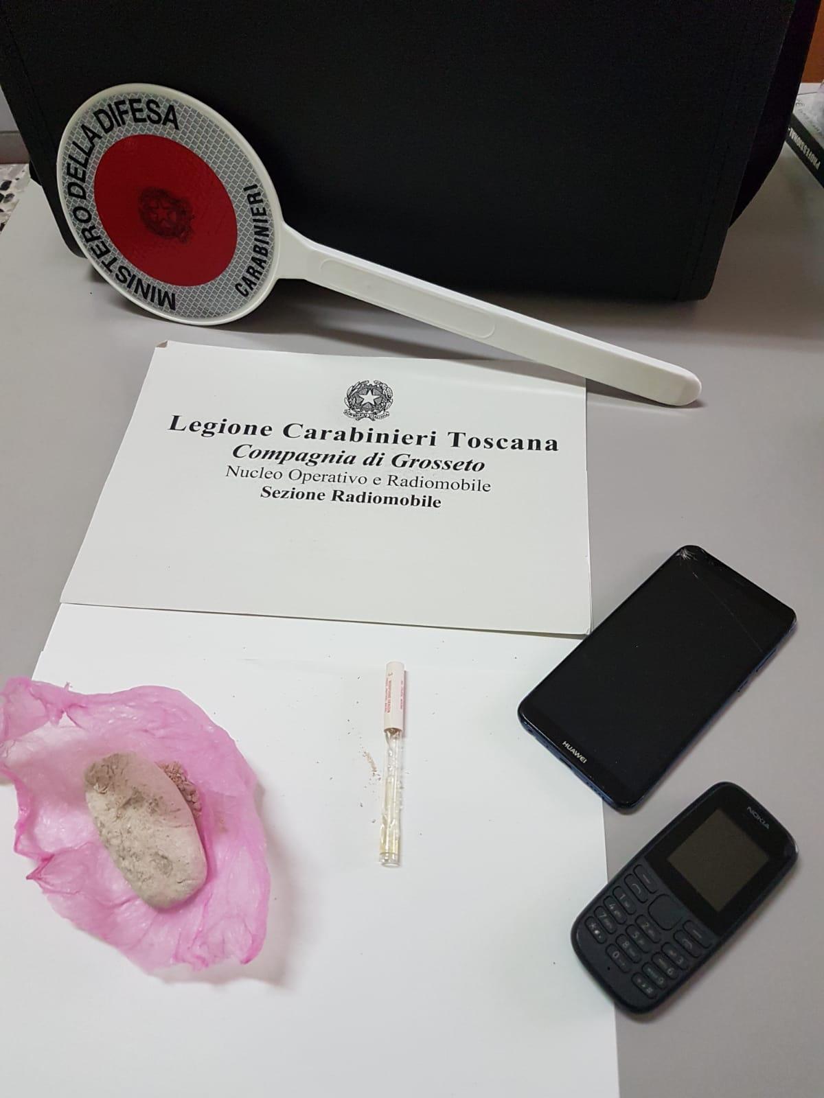 Arrestato dopo aver cercato di far sparire la droga