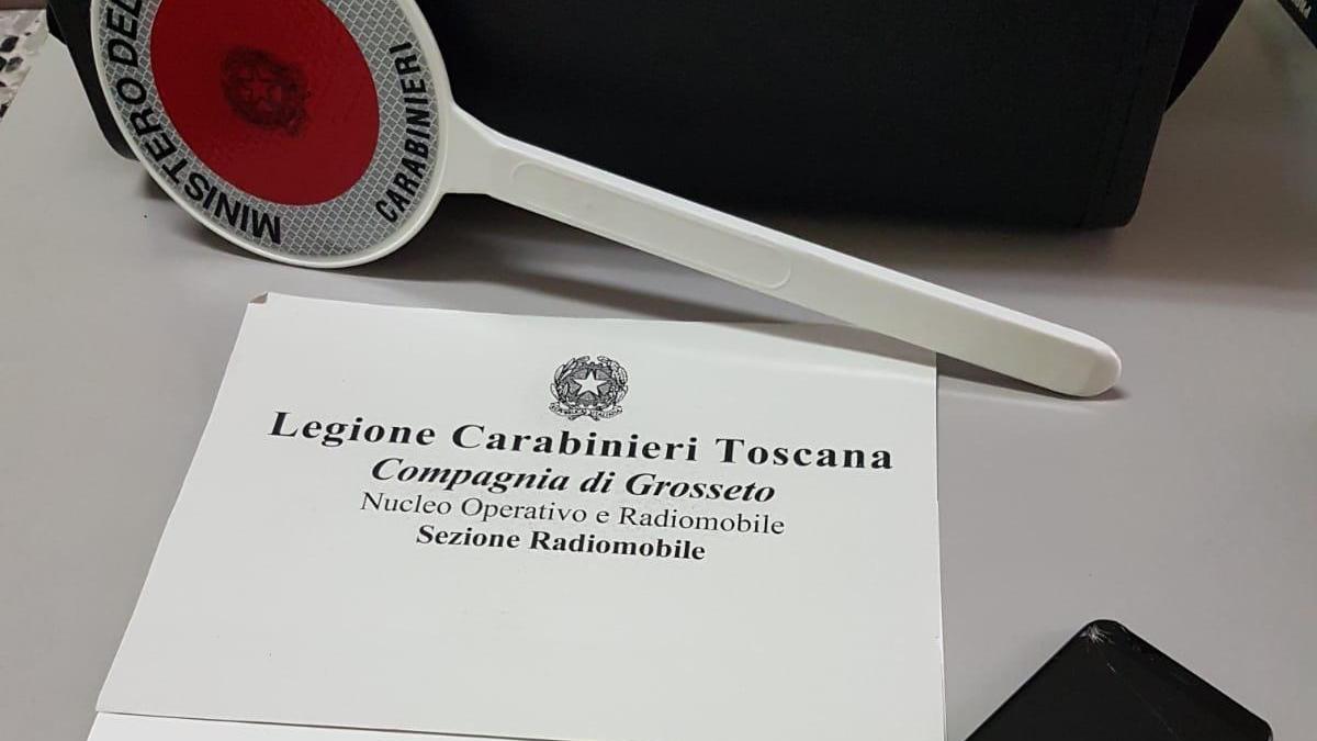 Arrestato dopo aver cercato di far sparire la droga