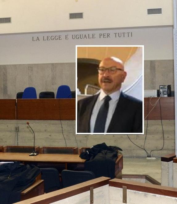 Un’aula di Tribunale; nel riquadro il dottor Pietro Murano