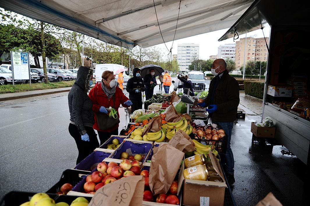 L’esordio del mercato di Rosignano con le transenne gli ambulanti: «Servono due ingressi» 