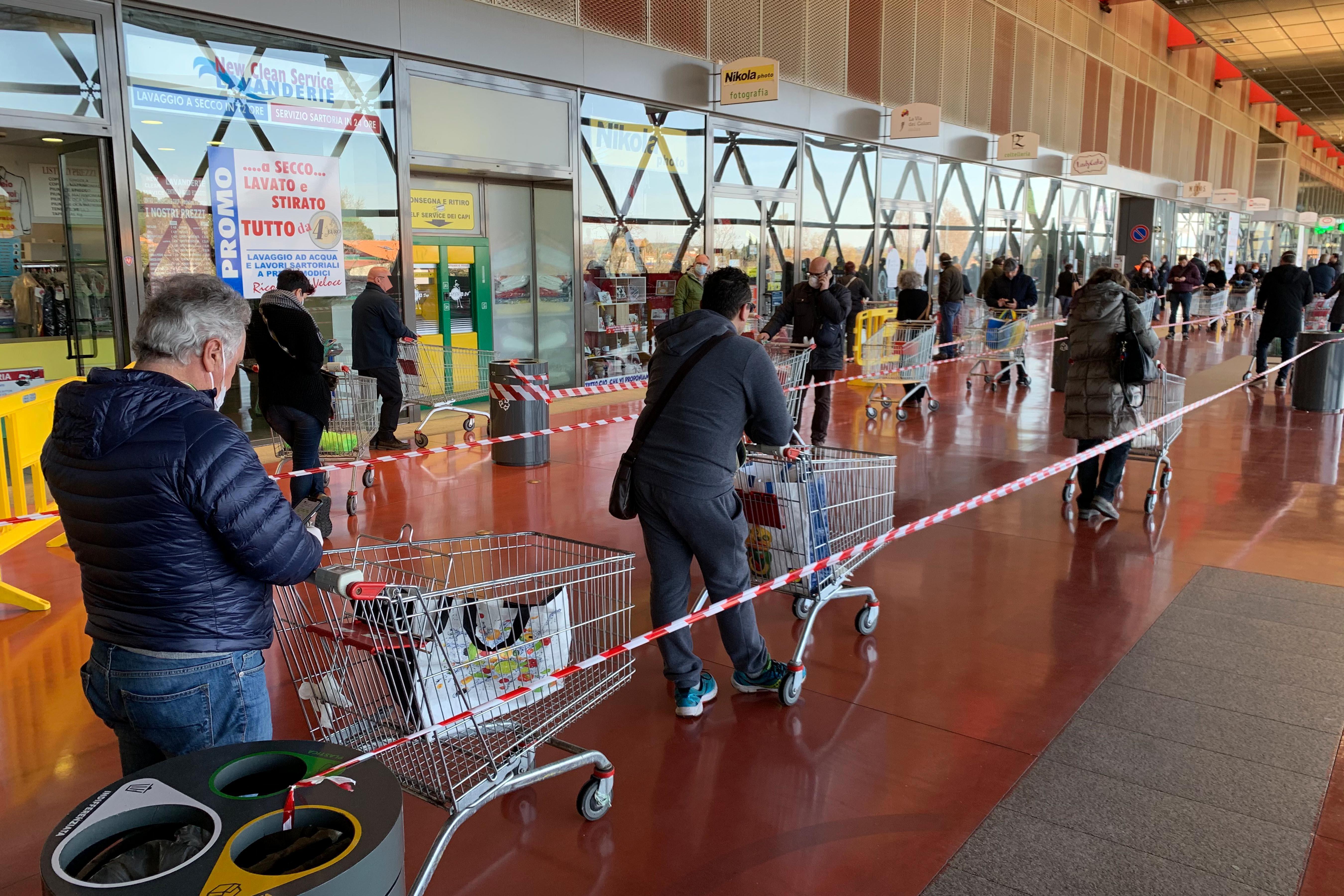 In coda al centro commerciale di Empoli per fare la spesa