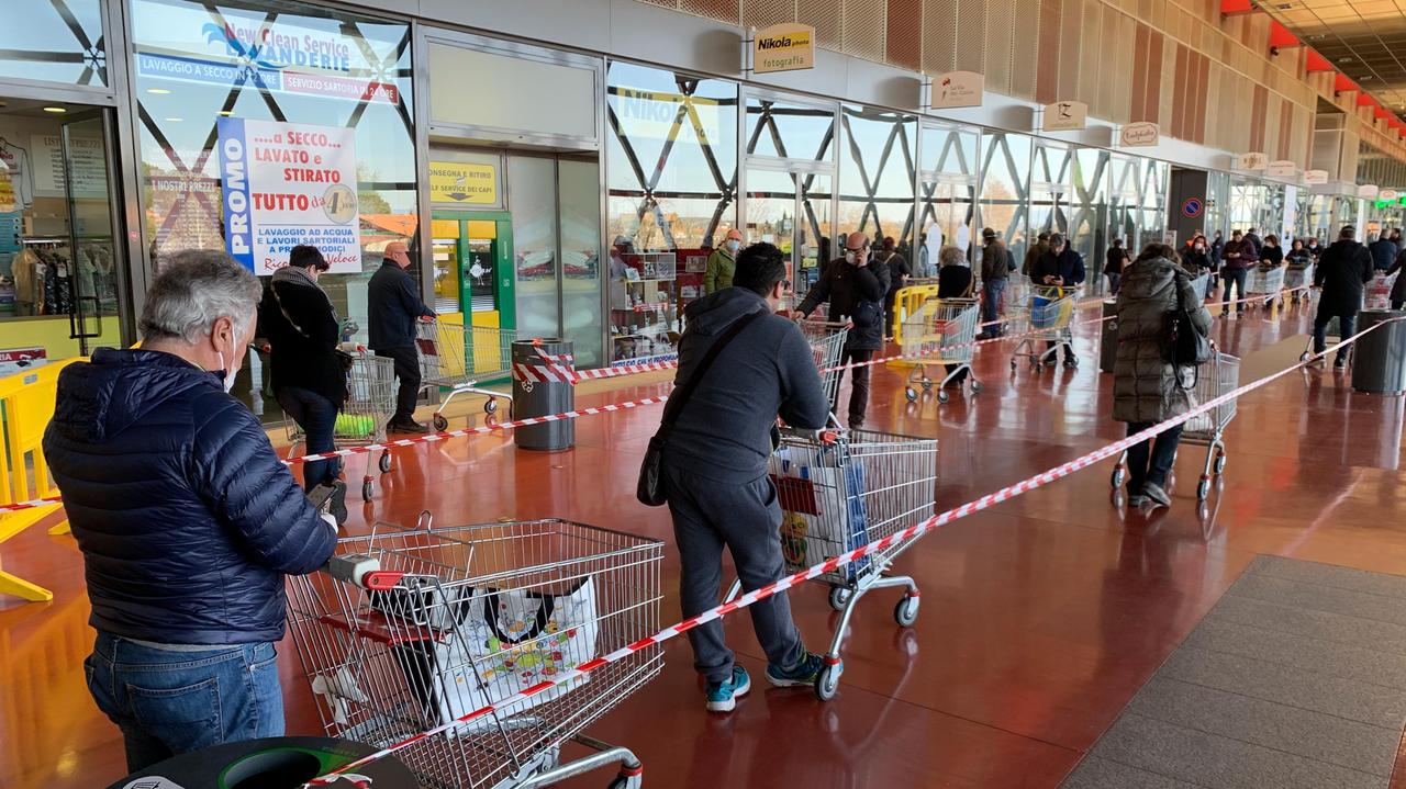 In coda al centro commerciale di Empoli per fare la spesa