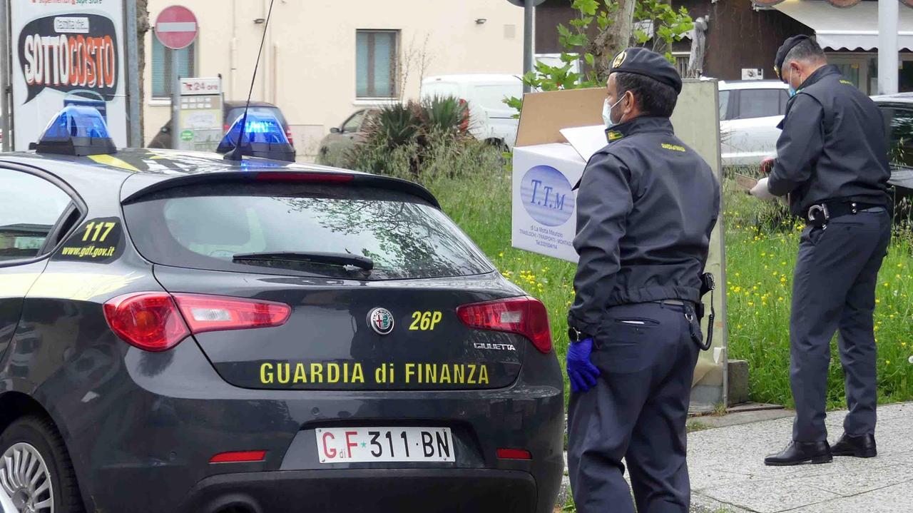 Rivendeva le mascherine distribuite gratis dal comune di Ferrara, commerciante denunciata per peculato