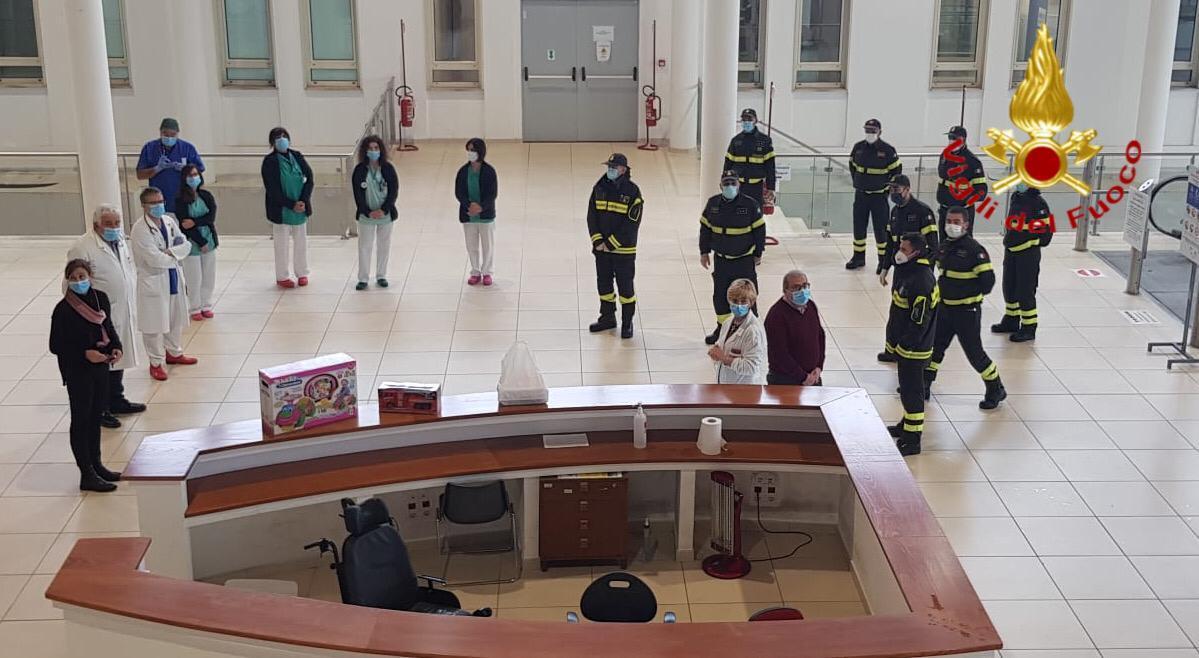 L'incontro tra gli operatori sanitari del San Francesco e i vigili del fuoco