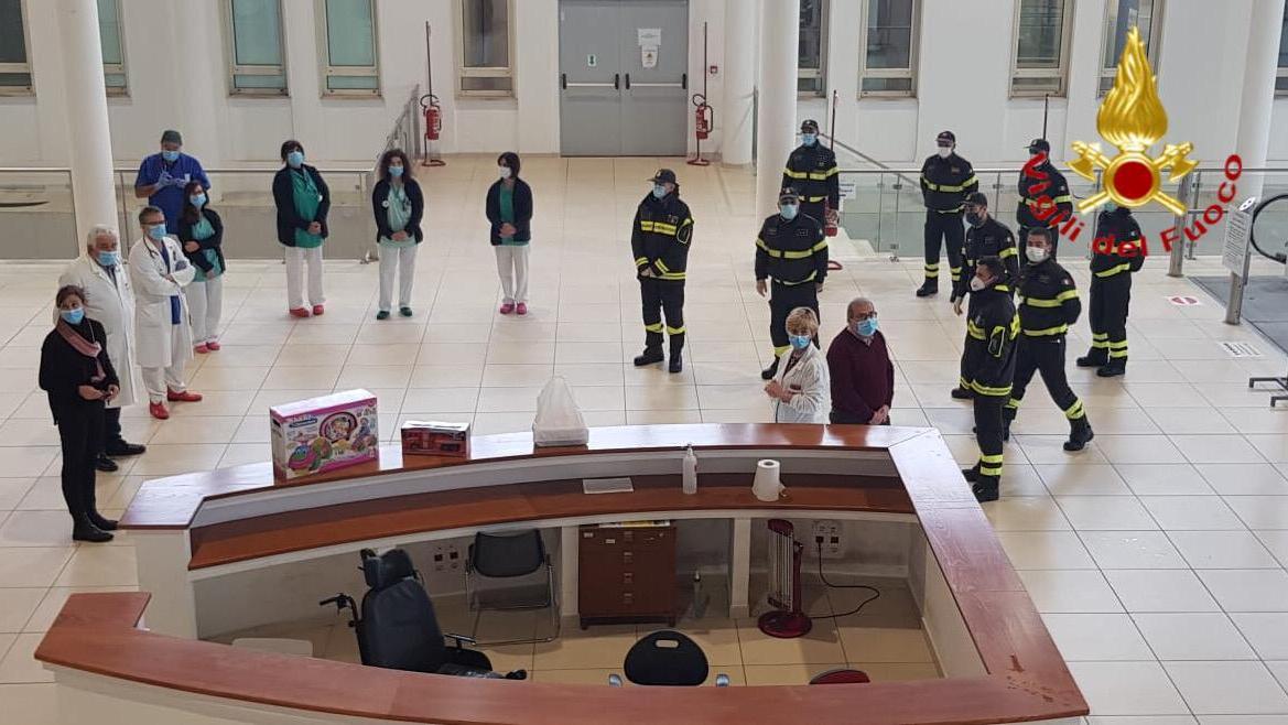 L'incontro tra gli operatori sanitari del San Francesco e i vigili del fuoco