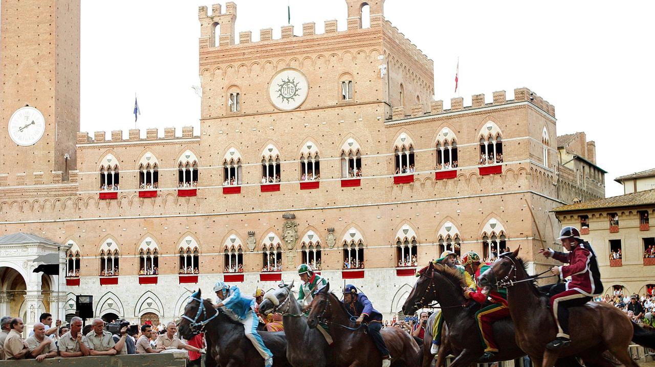 La "mossa" del Palio. I due Palii del 2020, per ora, sono stati rinviati