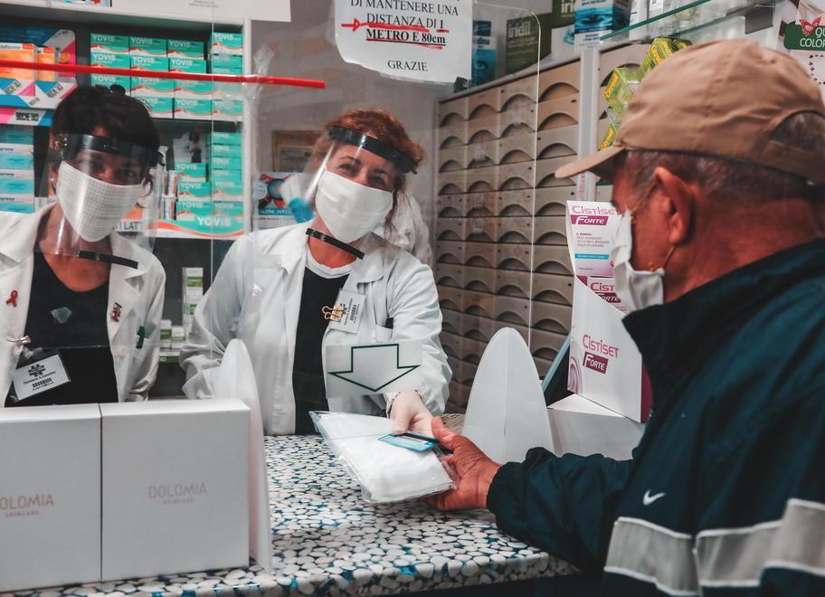 Coronavirus, farmacie prese d’assalto e mascherine finite in appena due ore 