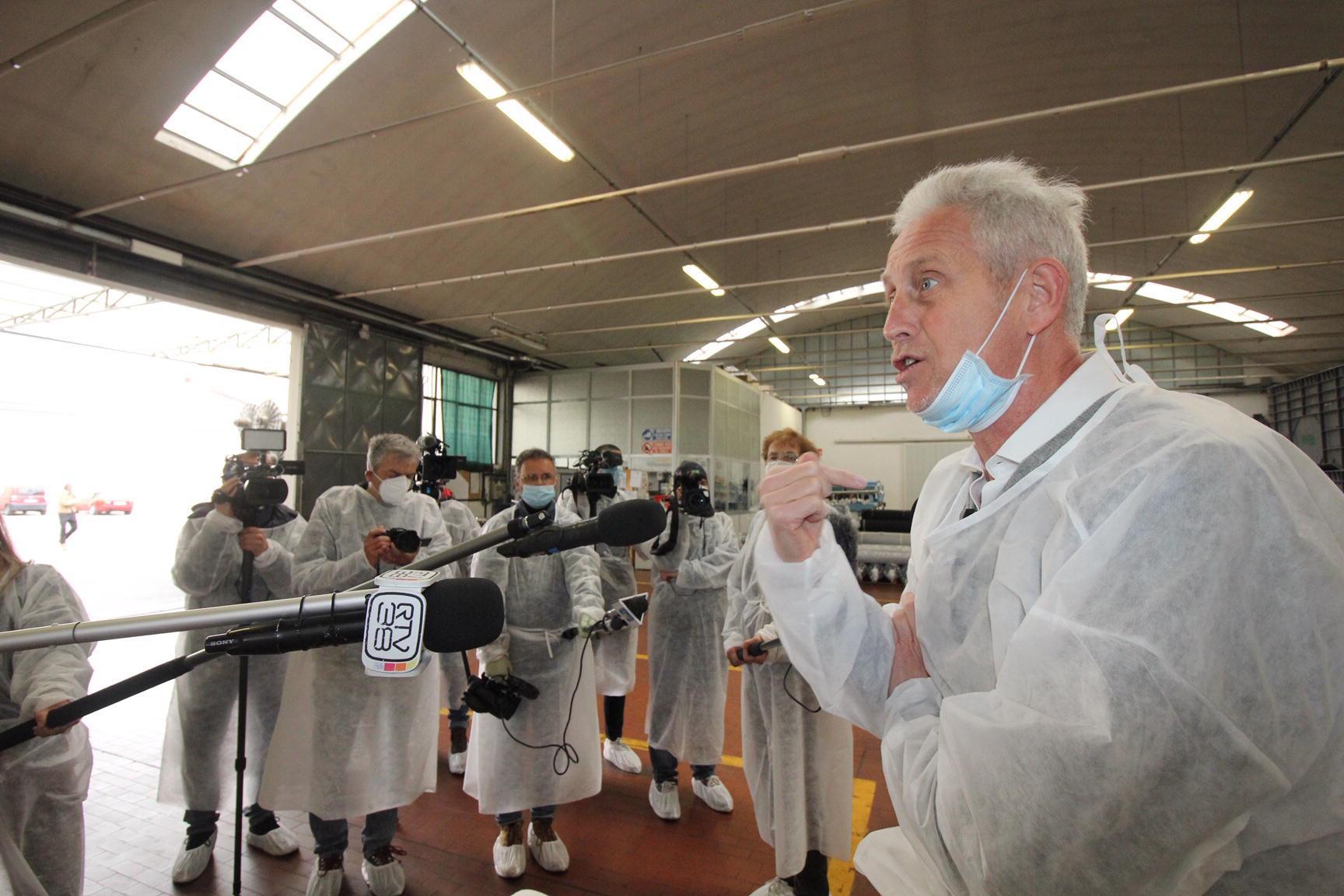 Roberto Rosati nella sua azienda, la Fortex di Montemurlo (foto Batavia)