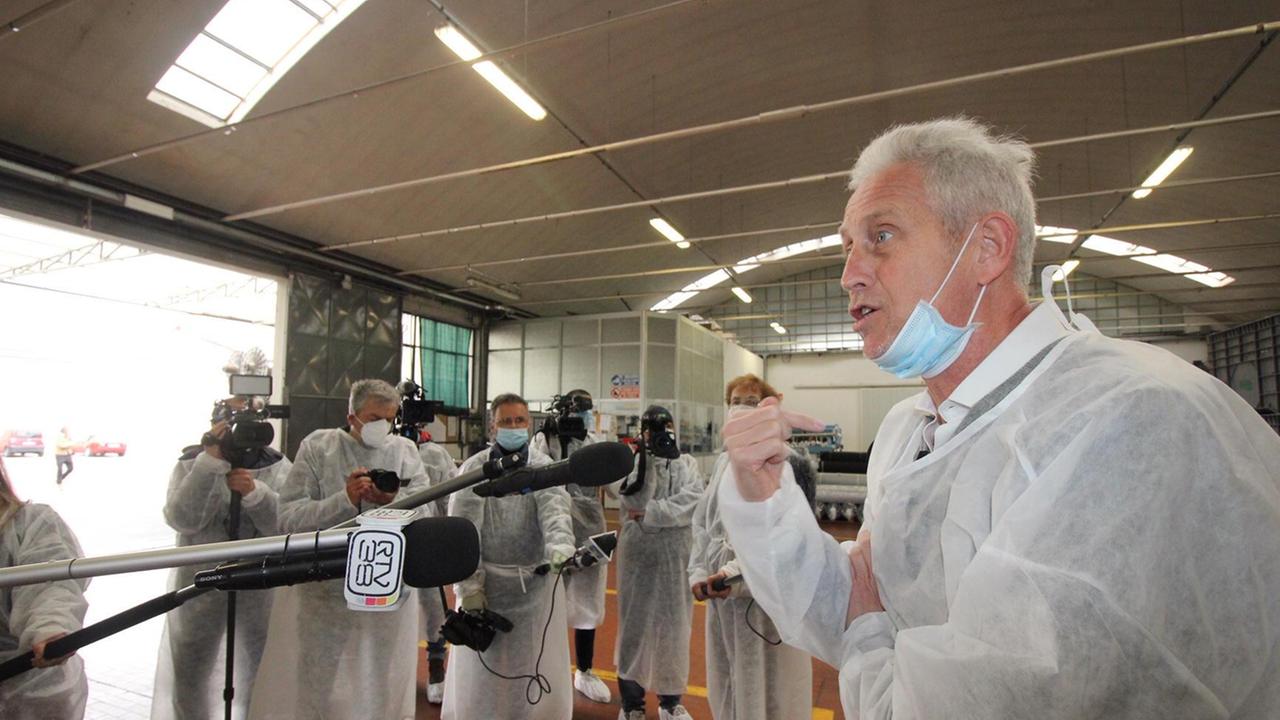 Roberto Rosati nella sua azienda, la Fortex di Montemurlo (foto Batavia)