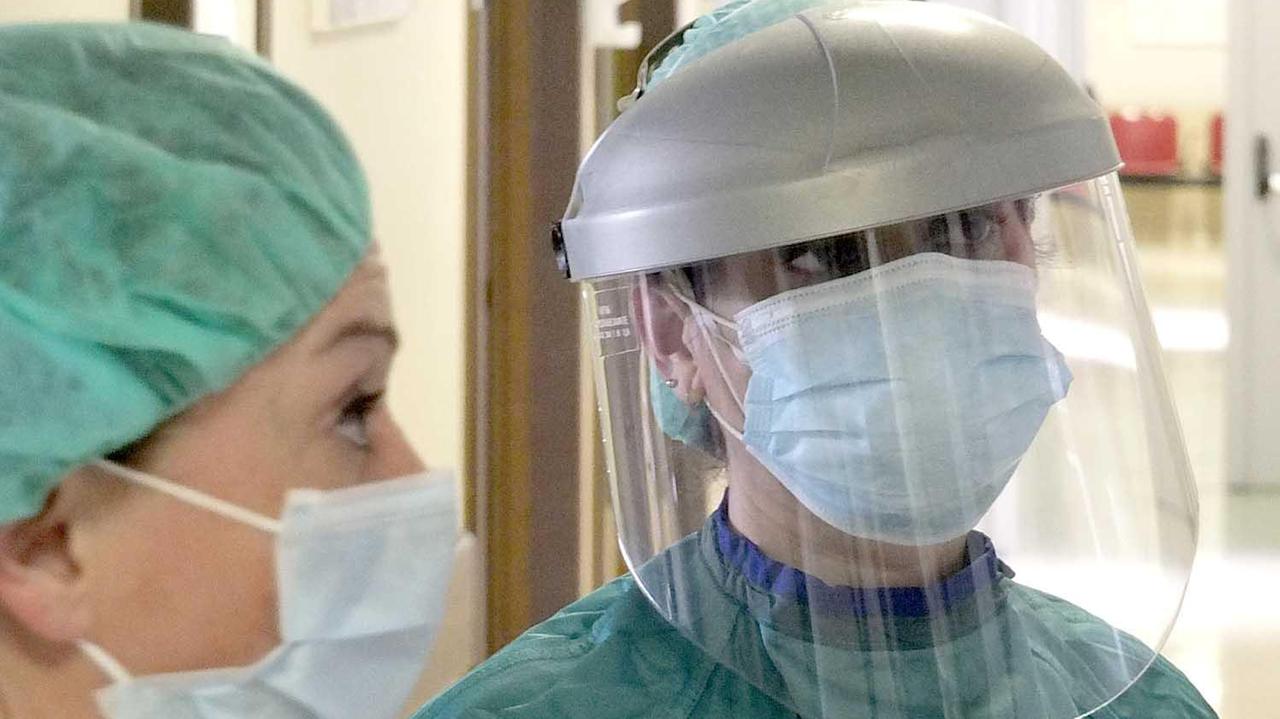 Medici al lavoro alla fondazione Monasterio a Pisa (Foto Muzzi)