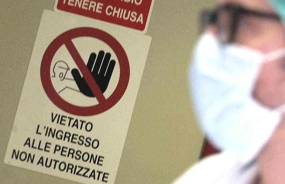 I cartelli davanti all’ingresso nel reparto “bolla” allestito all’interno della Fondazione Gabriele Monasterio (foto Muzzi)