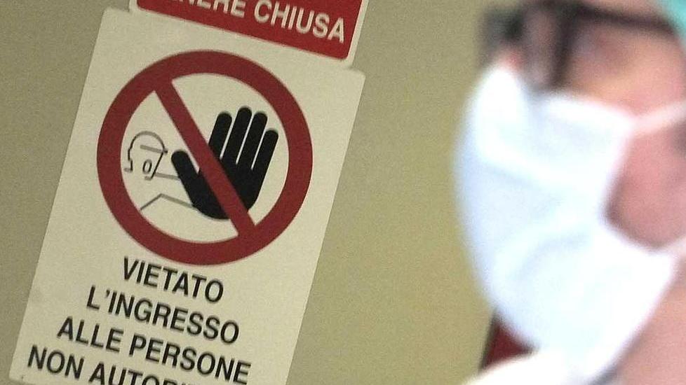I cartelli davanti all’ingresso nel reparto “bolla” allestito all’interno della Fondazione Gabriele Monasterio (foto Muzzi)