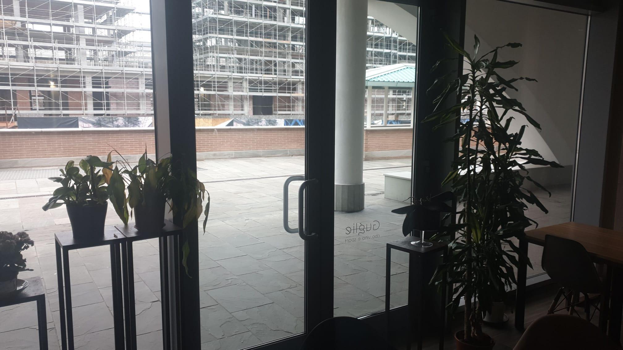 La porta di ingresso forzata dell'enoteca "Guglie" di Richard Prima, a Porta a Mare