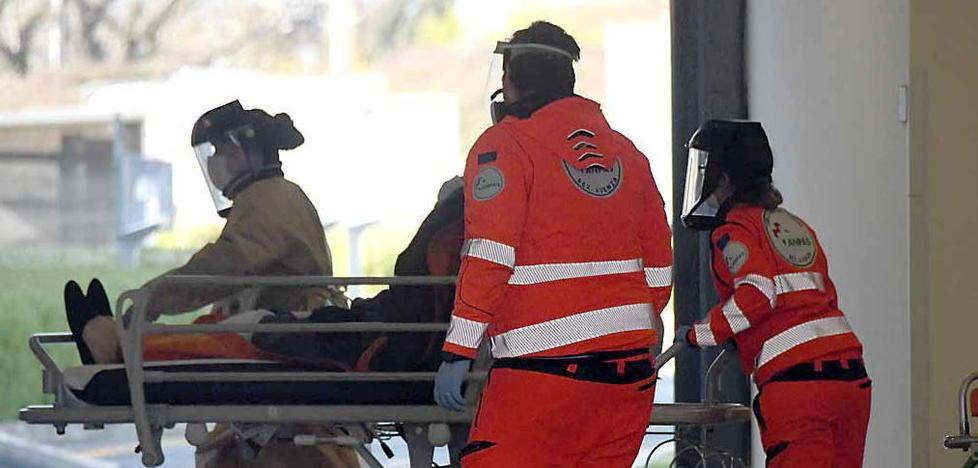 I lavoratori della sanità a Massa-Carrara: «Non riaprite le aziende, siamo ancora a rischio» 