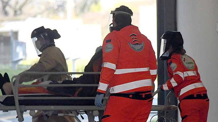 I lavoratori della sanità a Massa-Carrara: «Non riaprite le aziende, siamo ancora a rischio»