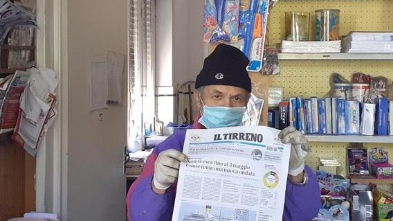 In via della Gronda a vendere giornali senza fermarsi mai