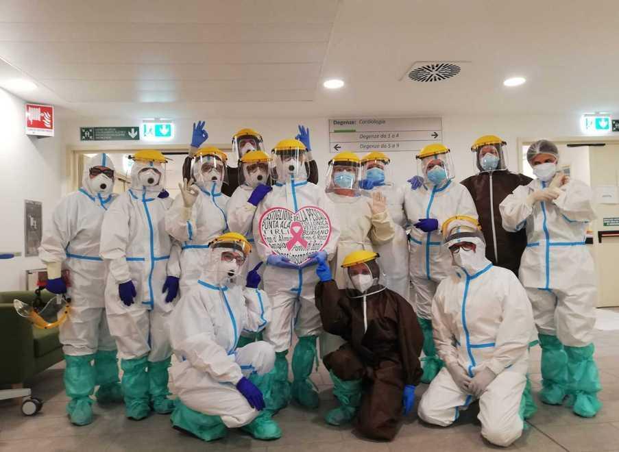 L’onlus Insieme in Rosa dona gambali protettivi a medici e infermieri 