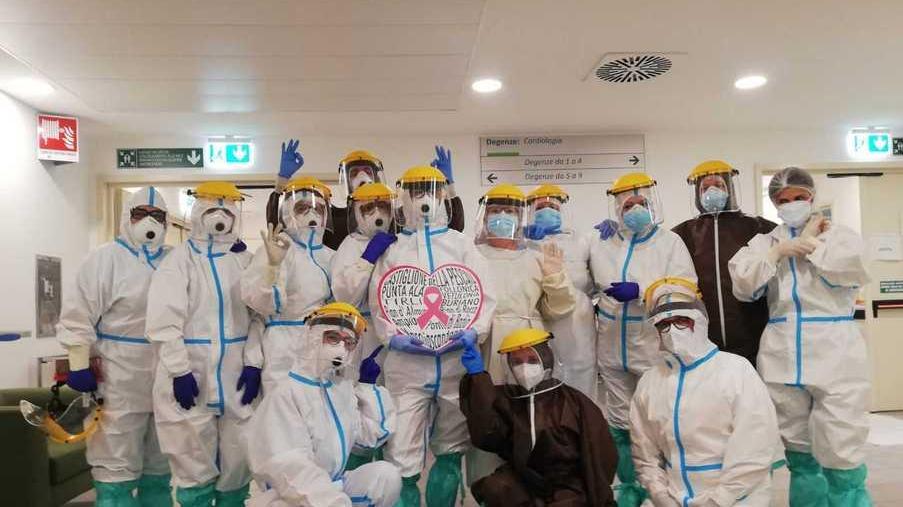 L’onlus Insieme in Rosa dona gambali protettivi a medici e infermieri