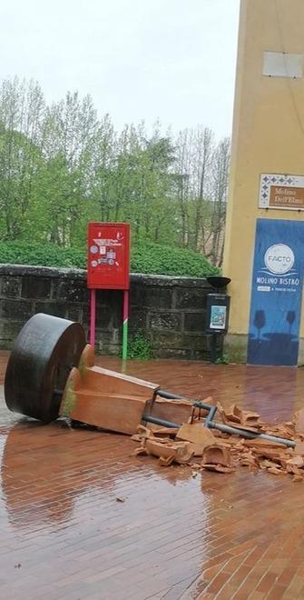Spazzatrice fa una manovra e distrugge statua di Pucci 
