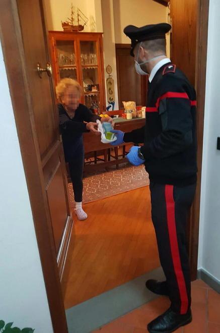 Carabinieri consegnano farmaci ad anziana sola
