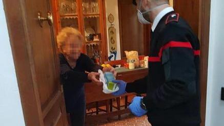 Carabinieri consegnano farmaci ad anziana sola