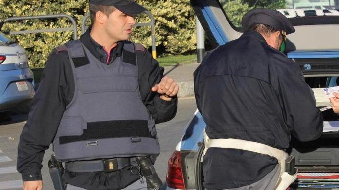 Anziano viene multato per aver comprato un barattolo di vernice
