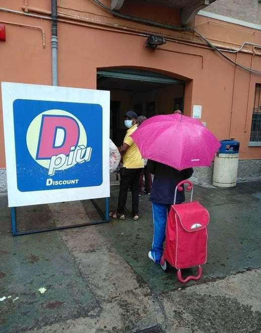 Si ferisce mentre ruba e litiga con un senzatetto