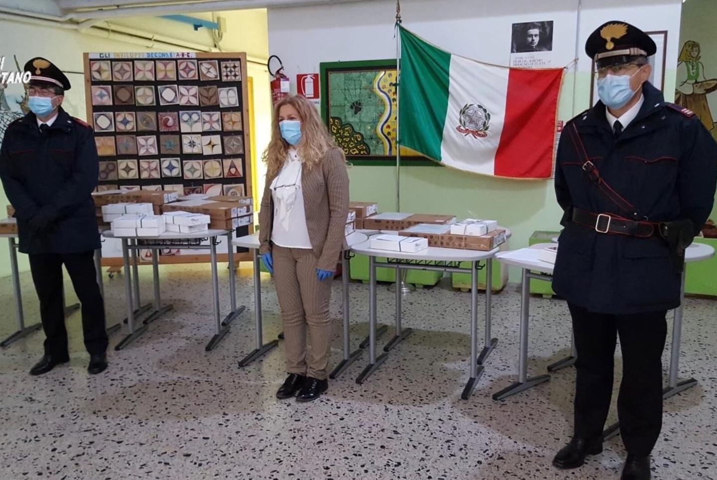 I carabinieri consegnano i tablet 