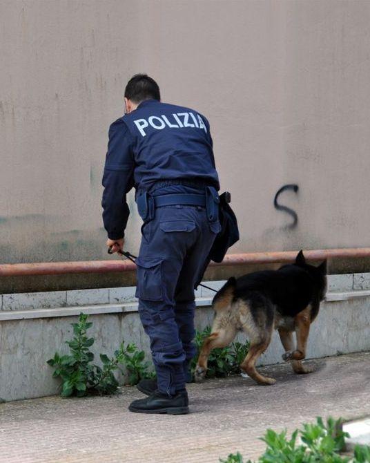 Le sedicenni spacciavano all’ingresso 