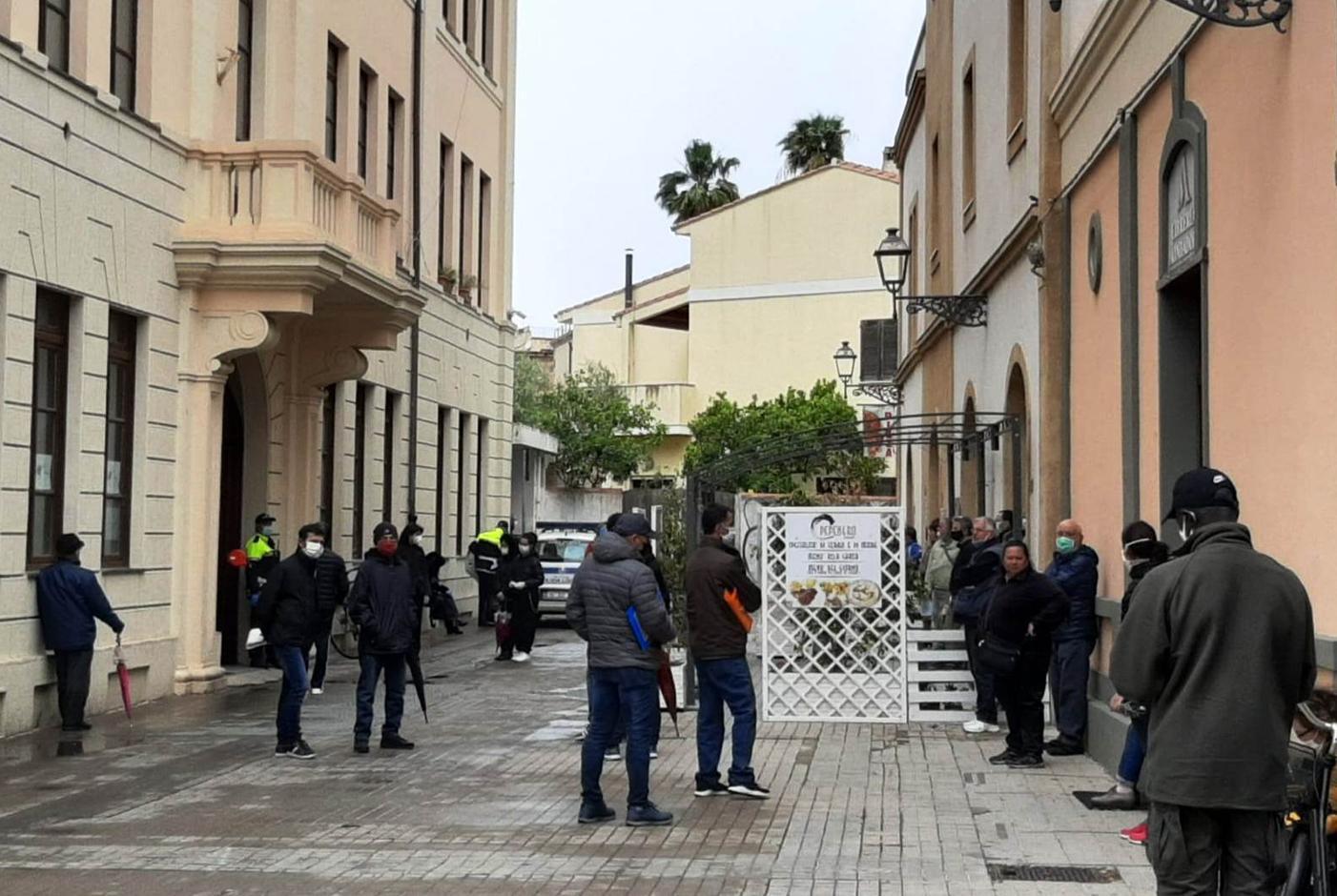 Lunga fila sin dalle sette per il sussidio 