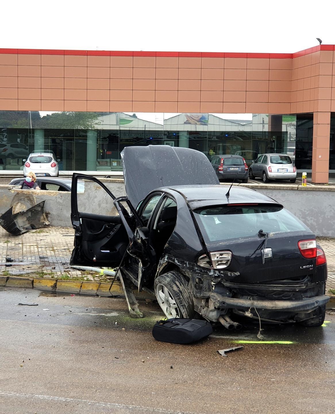 Auto centra la rotatoria e “decolla”: due feriti 