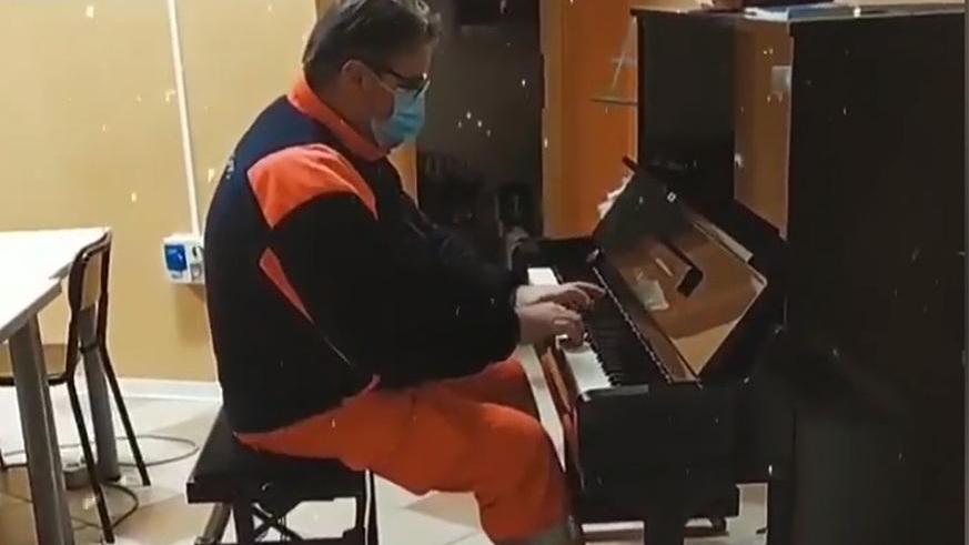 San Prospero. Mauro e il pianoforte che suona tra le ambulanze «Aiutare gli altri è gioia»