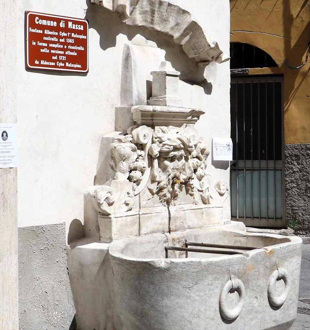 La fontana in Borgo del Ponte