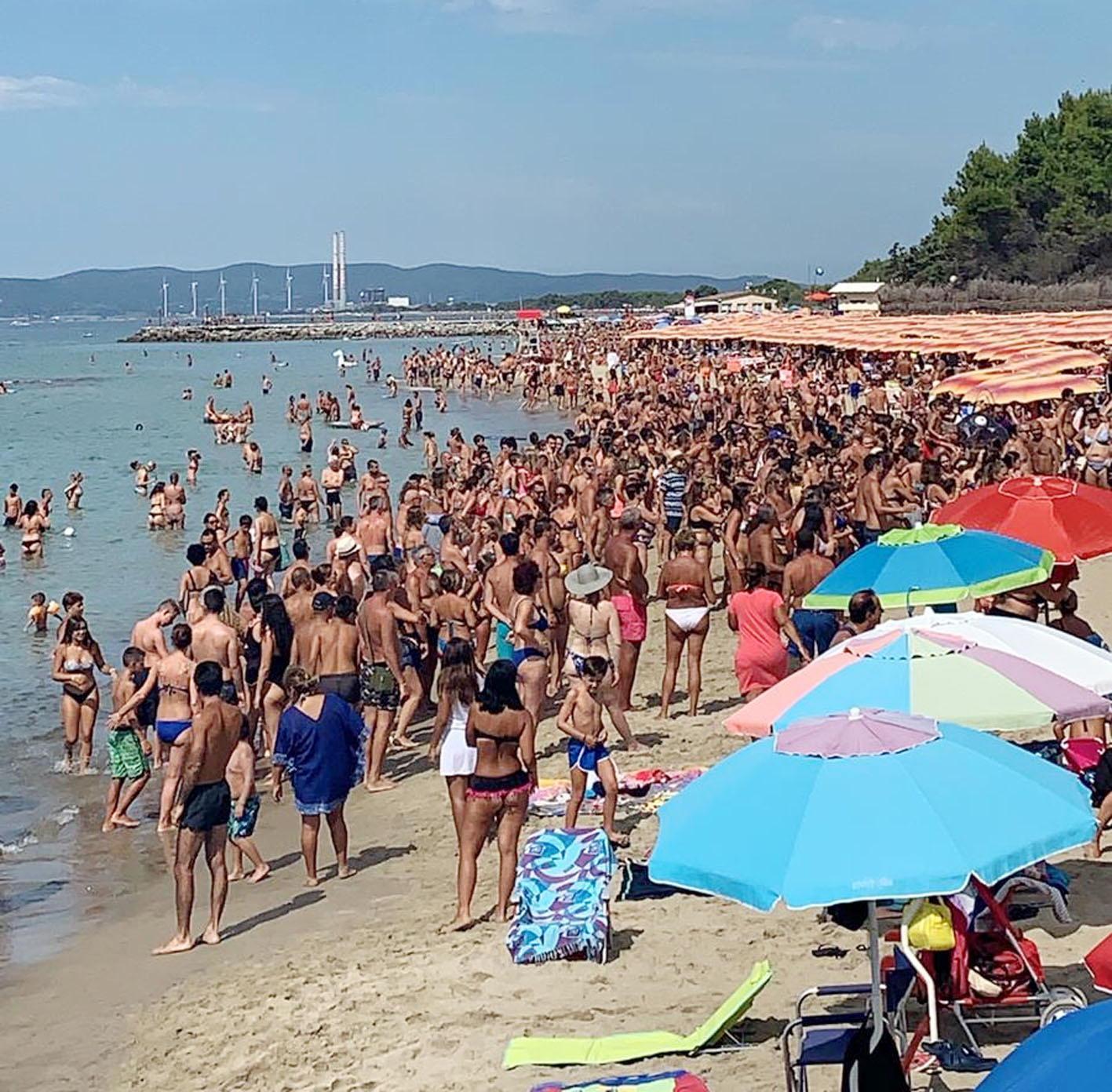 Ferragosto dell’anno scorso sulla costa est: un’immagine che non ripeterà per le norme sul distanziamento