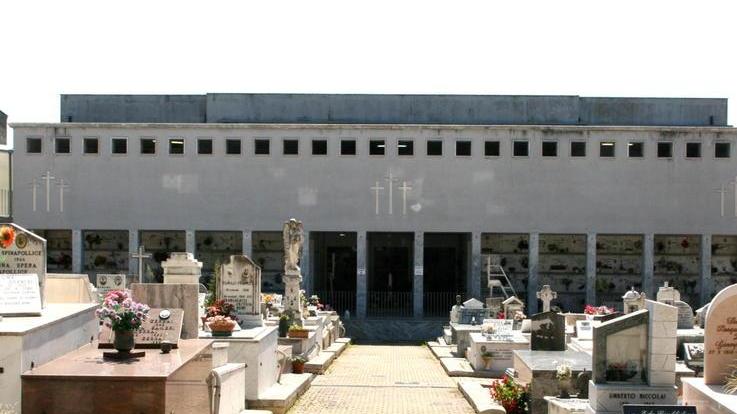 Il silenzio assordante di un rito che non c’è: a Rosignano in 32 sono morti senza avere un funerale