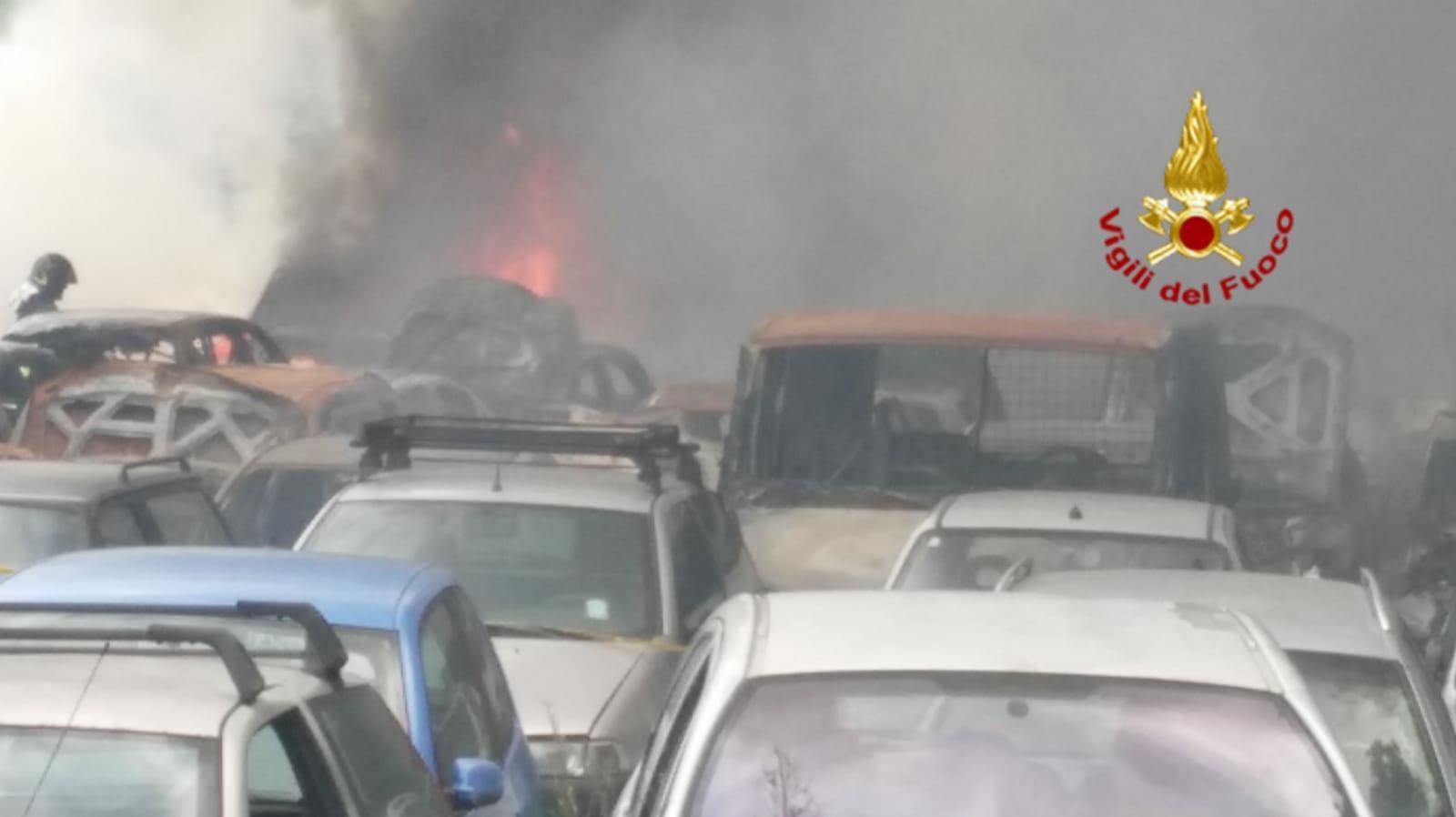 L'intervento dei vigili del fuoco in via Viottolo del Porcile
