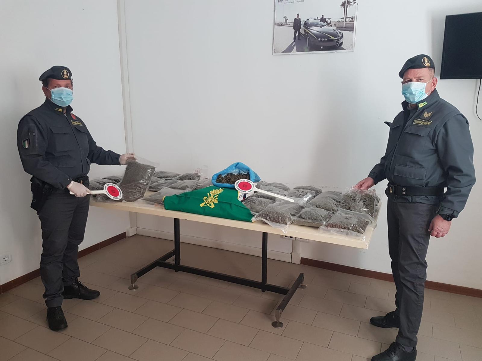 Trovato con dieci chili di marijuana light