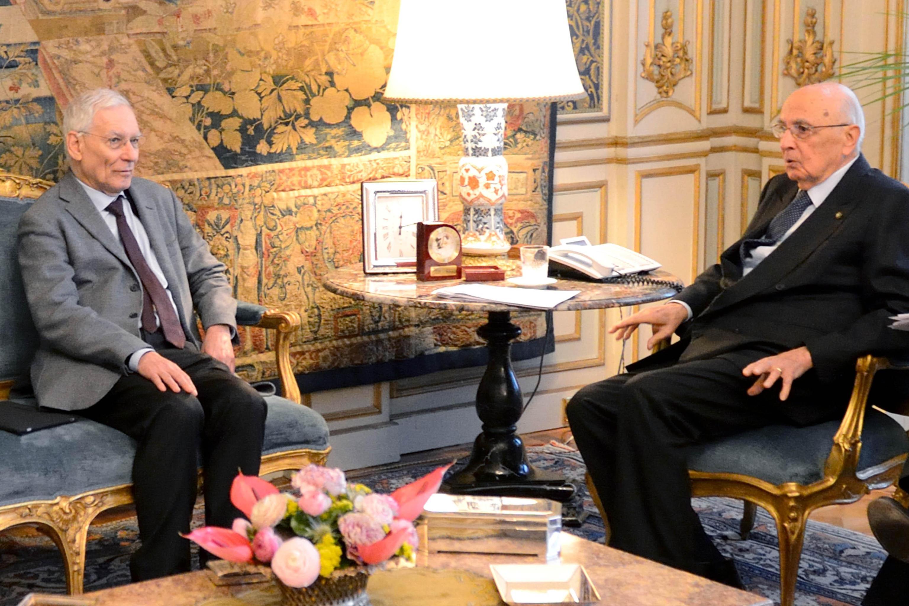 Il costituzionalista Valerio Onida (a sinistra) durante un incontro con l'ex presidente della Repubblica Giorgio Napolitano nel 2013 (foto Ansa)