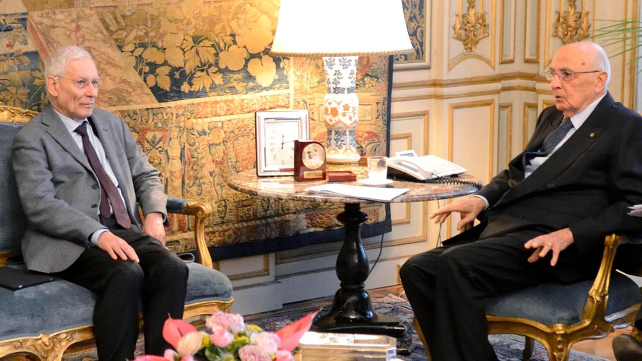 Il costituzionalista Valerio Onida (a sinistra) durante un incontro con l'ex presidente della Repubblica Giorgio Napolitano nel 2013 (foto Ansa)