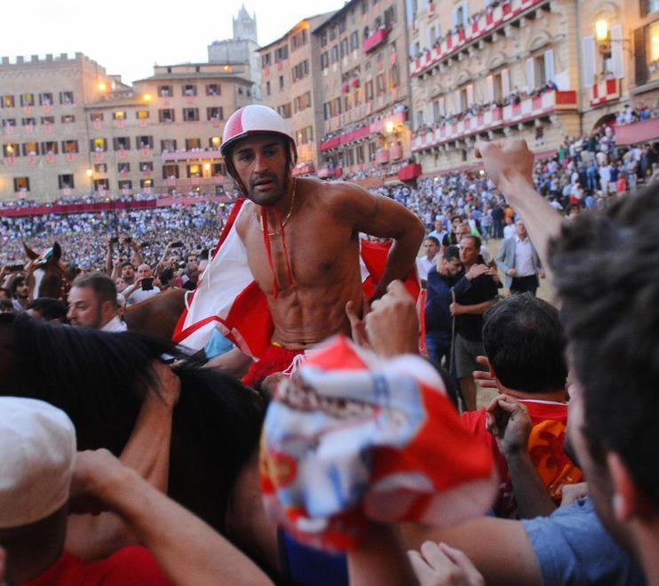 Siena con il fiato sospeso per la festa più bella Palio rinviato, ma senza il popolo non si fa 