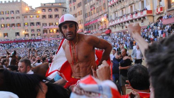 Siena con il fiato sospeso per la festa più bella Palio rinviato, ma senza il popolo non si fa
