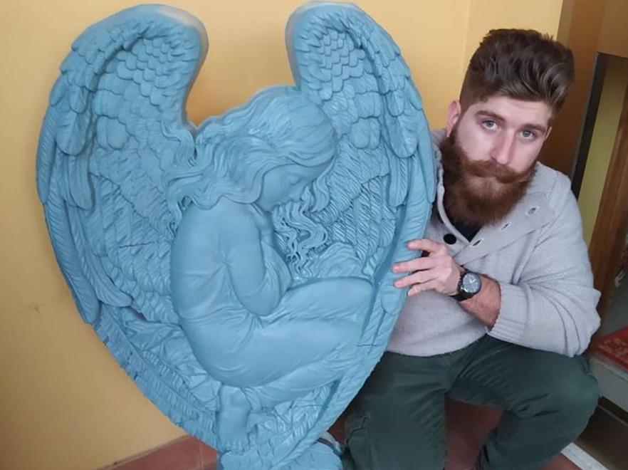 L’artista in posa con una sua opera stampata con gli stessi macchinari tecnologici
