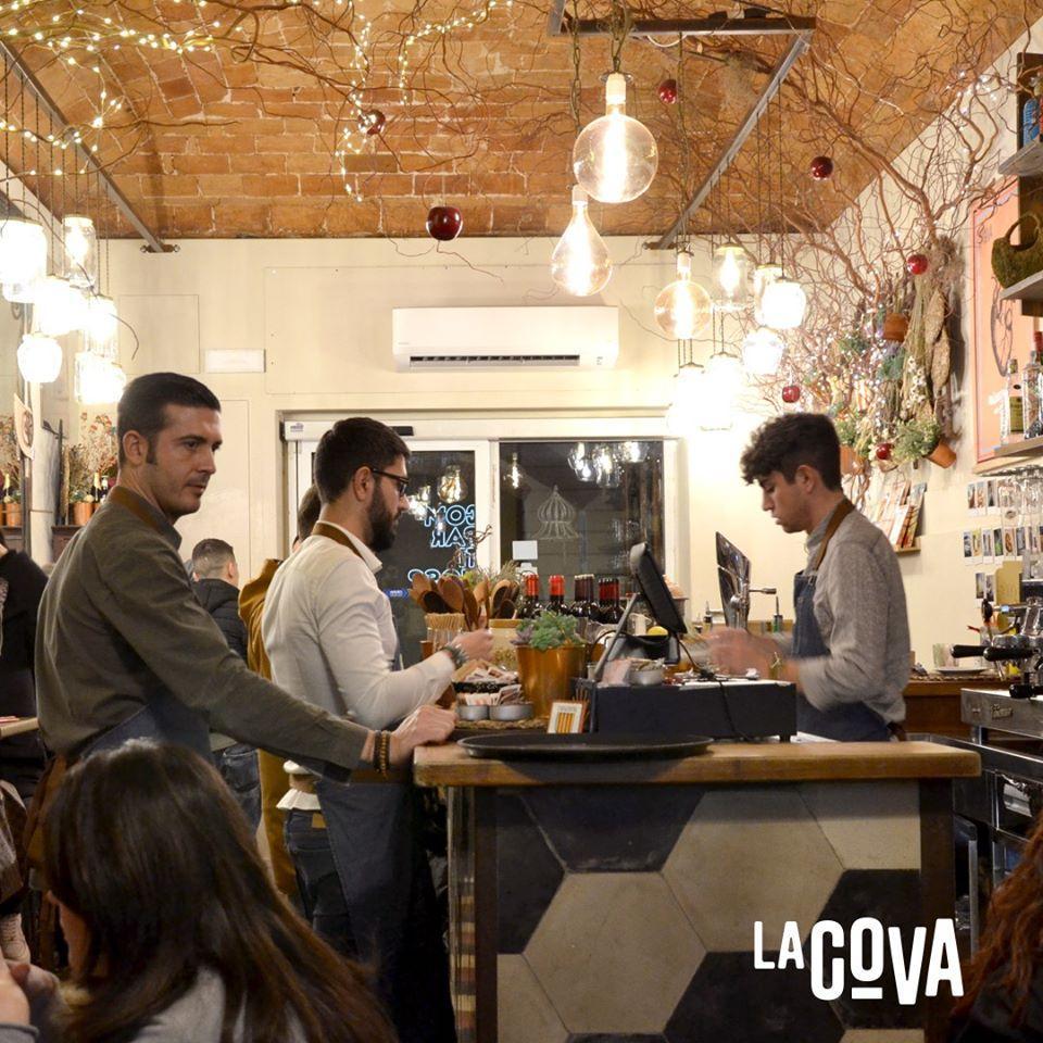 L'interno del tapas bar La Cova in via Santa Trinita