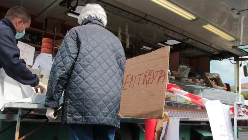 Riaperto il mercato di Forte dei Marmi, ma con pochi commercianti