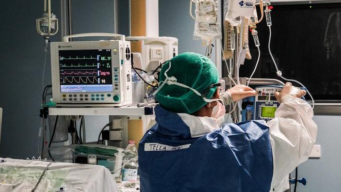 La metà dei letti Covid vuoti In aumento le guarigioni