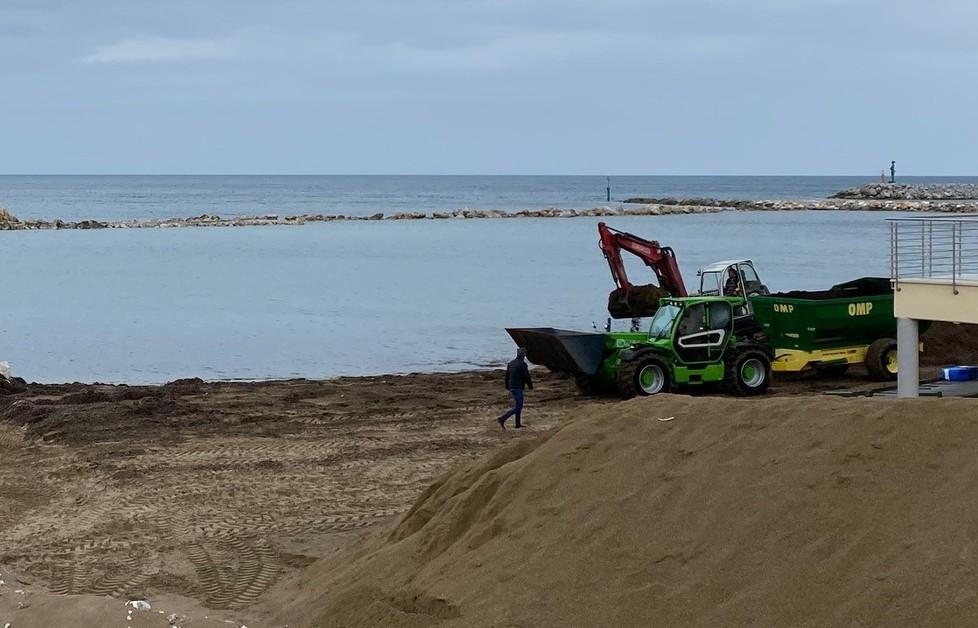 Erosione della costa si lavora su due fronti per finire la barriera 