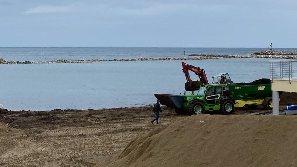 Erosione della costa si lavora su due fronti per finire la barriera