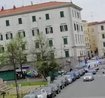 Litiga con la madre in strada arrivano polizia e ambulanze