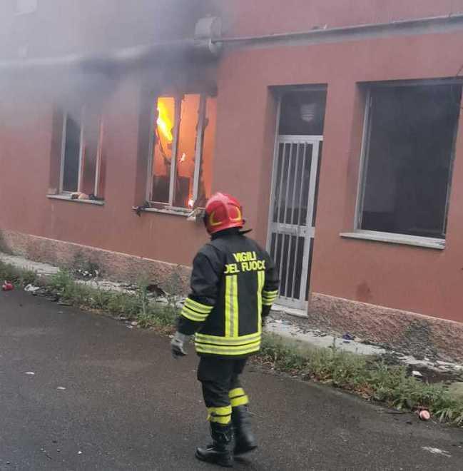 Incendio nell’ex fabbrica Cisa Cerdisa