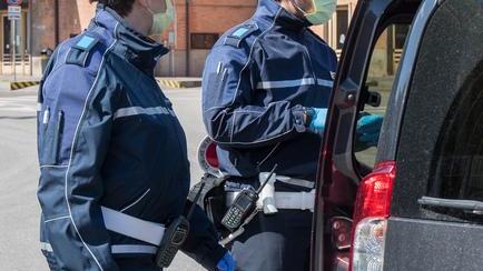 Forza la quarantena: trovato in strada Polizie locali al lavoro